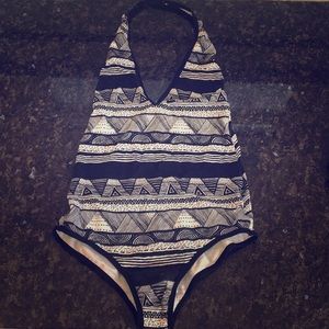 🤸🏽♀️American Apparel Black&White Tribal Leotard